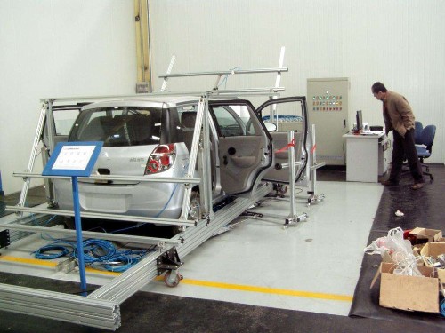 新能源汽車試驗(yàn)平臺(tái)又能成為電機(jī)實(shí)驗(yàn)平臺(tái)，是為了更好的保證其工件的精確度，會(huì)在平臺(tái)的表面設(shè)置成有孔或T型槽